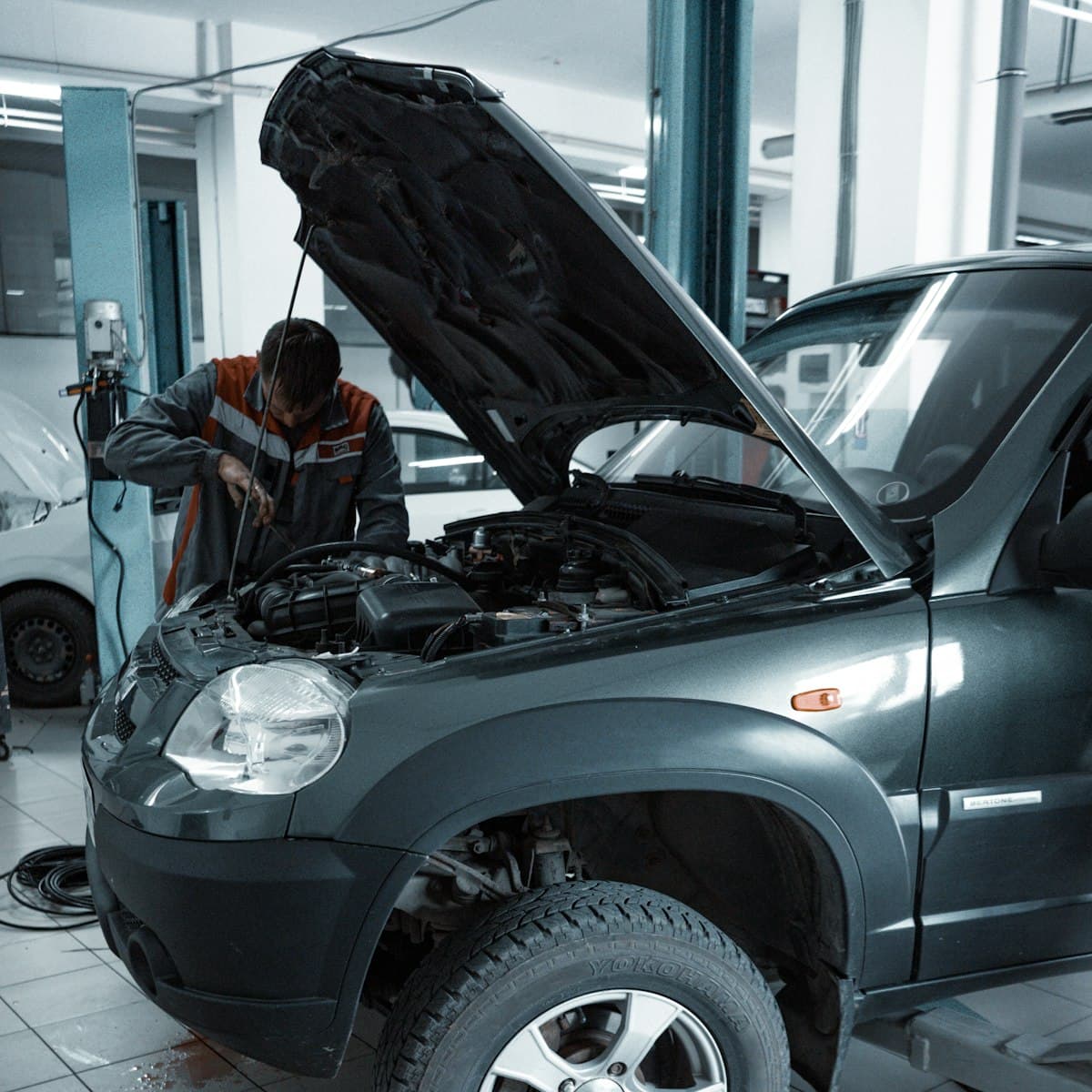 Mecánico de Speed Car Services trabajando en un vehículo